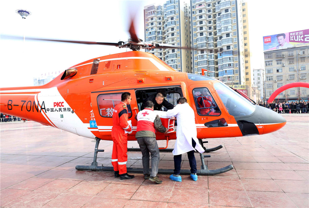 3、國藥東風總醫(yī)院啟動空中運輸亮亮捐獻的器官。.jpg