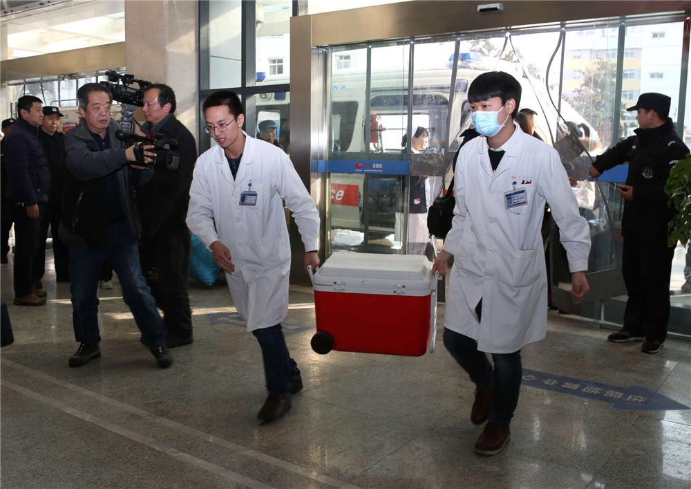 4、亮亮捐獻的器官被緊急送到國藥東風總醫(yī)院。.jpg