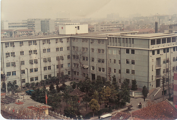 3、50年代末武漢市第一醫(yī)院住院部.jpg