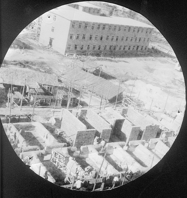 7、1970年醫(yī)務(wù)人員配合基建工人用16天時(shí)間完成干打壘病房.jpg