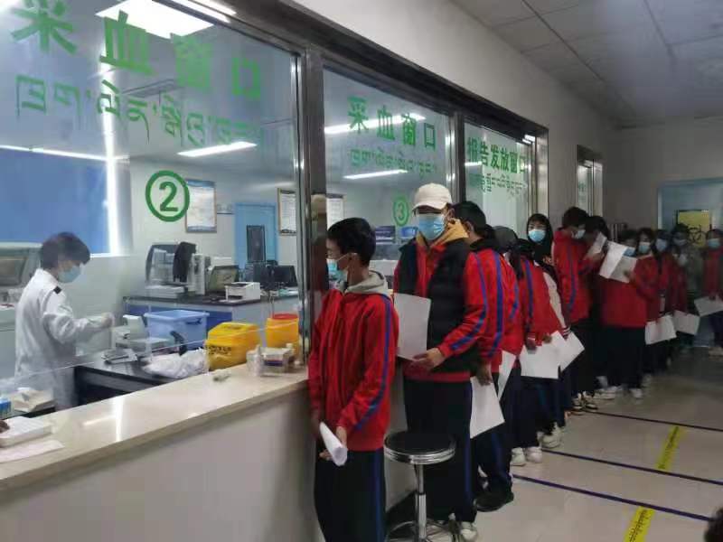 人們站在廚房里

描述已自動生成